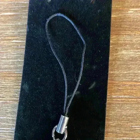 Lauren-Spencer Horseshoe Charm - Picture 5 of 10